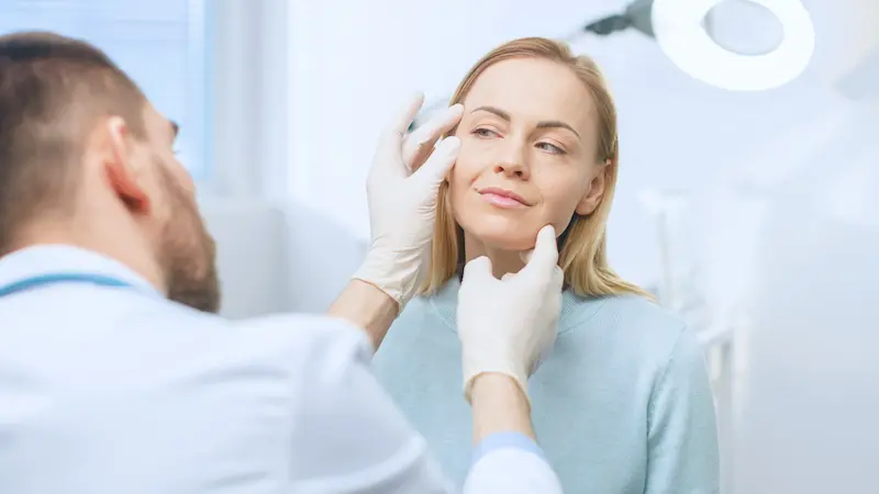 Choosing the Right Surgeon for Your Facelift